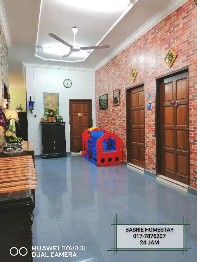 Basrie Villa "Mslim Only" - Mini Cinema , Private Pool , Wi-Fi , Netflix Muar Eksteriør bilde