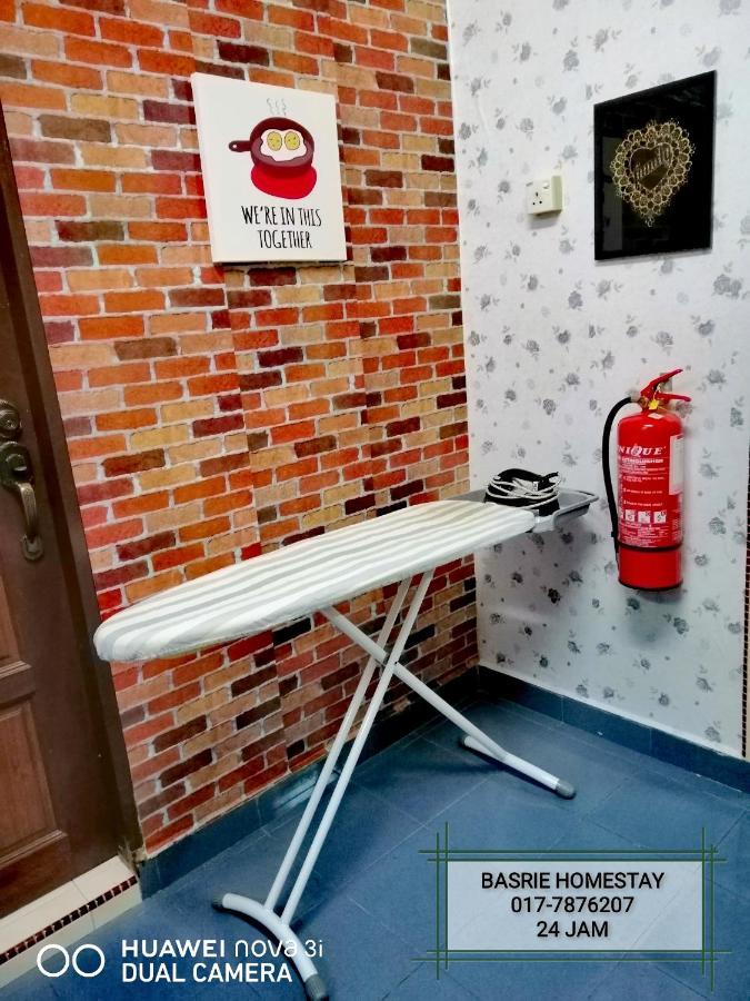 Basrie Villa "Mslim Only" - Mini Cinema , Private Pool , Wi-Fi , Netflix Muar Eksteriør bilde